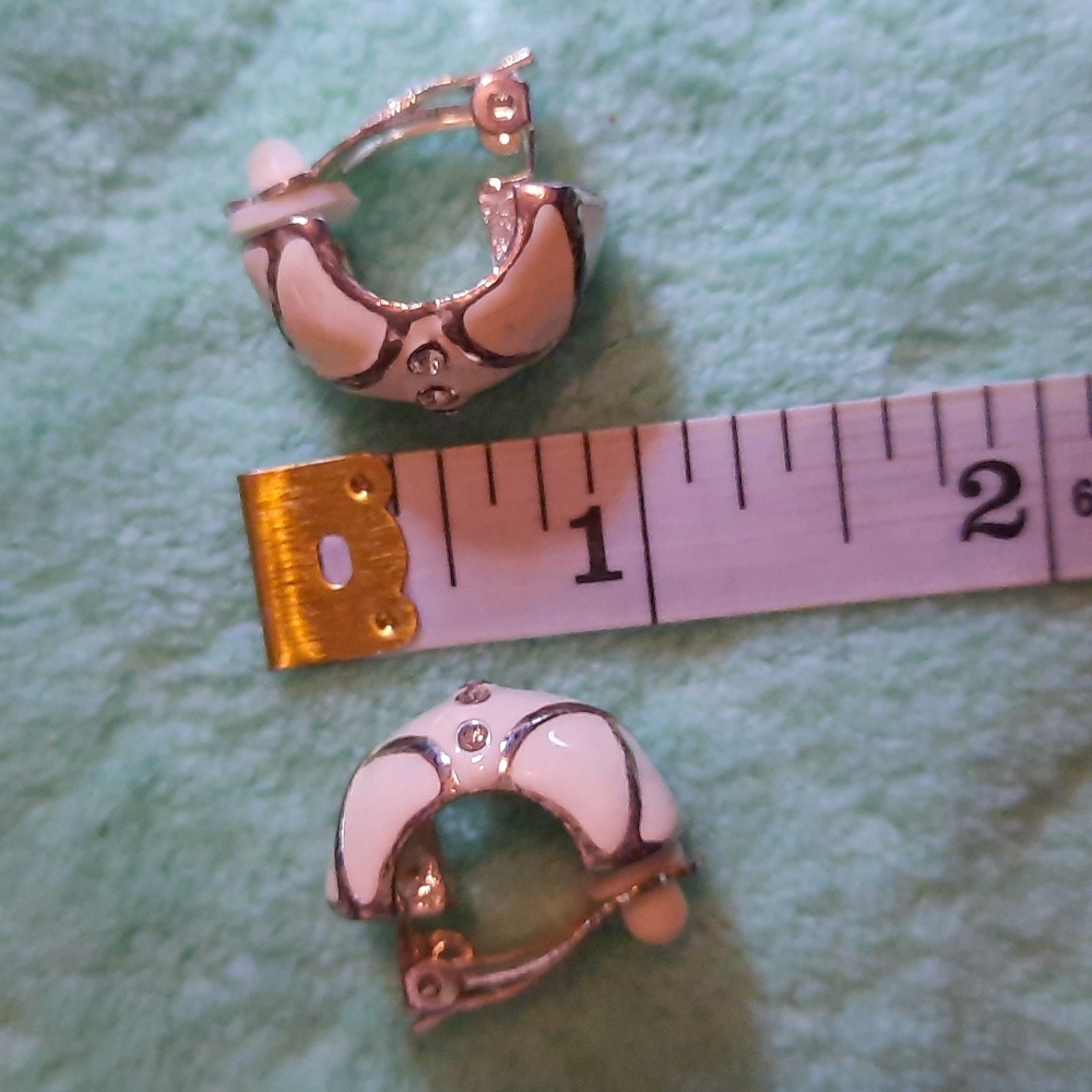 Elegant Vintage 2 Pairs Silver & White, Brassy Gold color Clips - Picture 7 of 7